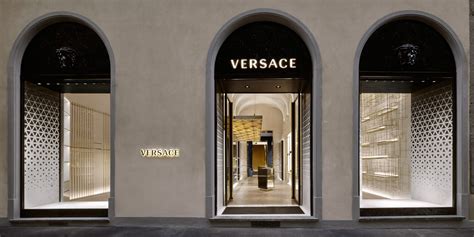 quando apre versace a firenze